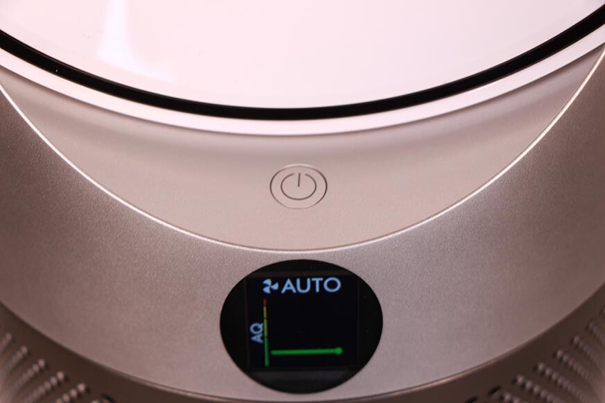 Der Ein- und Ausschaltknopf (Powerknopf) vom Dyson Purifier Cool Autoreact TP7A Luftreiniger